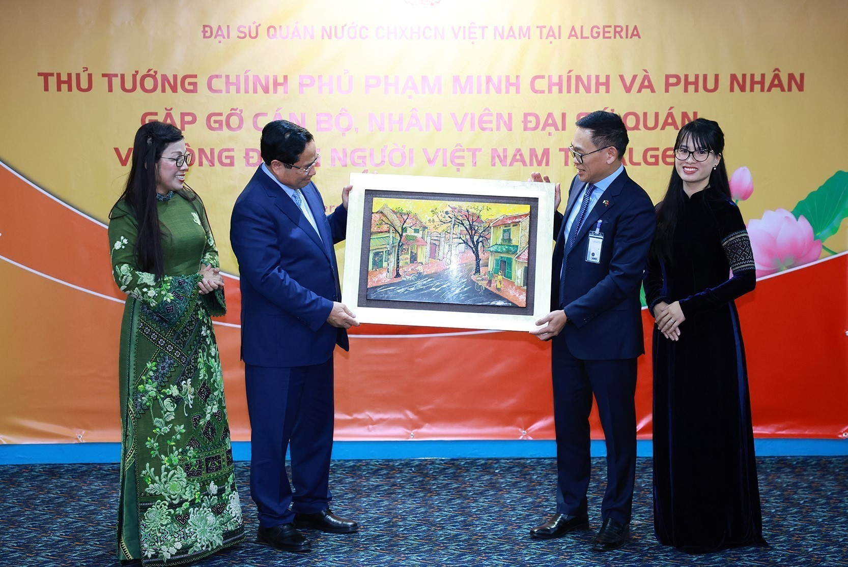vna-potal-thu-tuong-va-phu-nhan-gap-cong-dong-nguoi-viet-nam-tai-algeria-8417101.jpg